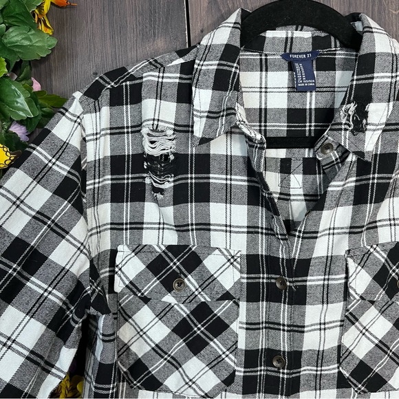 §🌼3/$30🌼Forever 21 Plaid Button Down Distressed Flannel Size Medium - Picture 5 of 16
